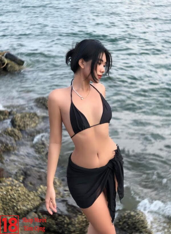 Gái xinh đi biển mặc bikini màu đen 17