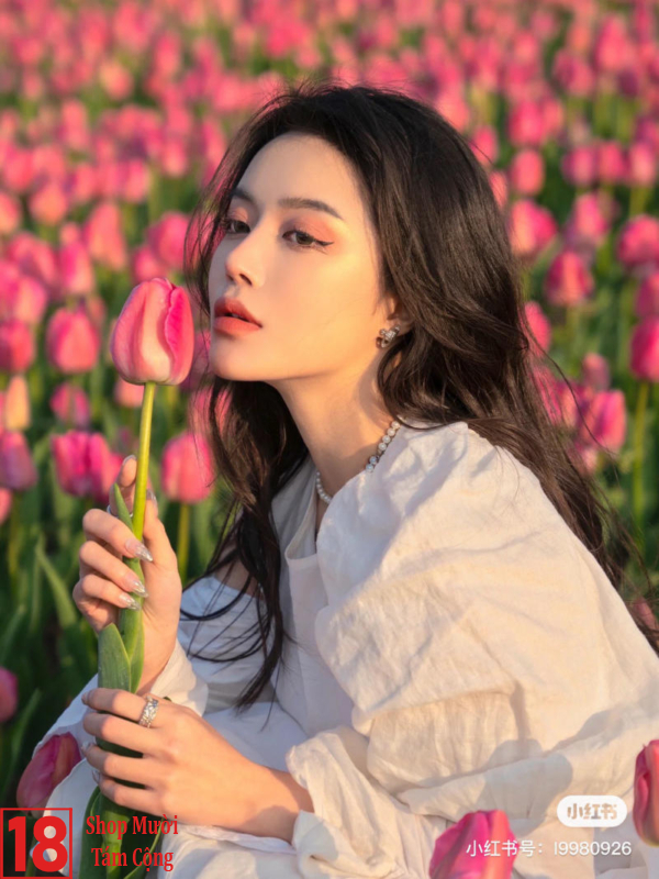 Hình ảnh Cô Gái Cầm Hoa Tulip (2)